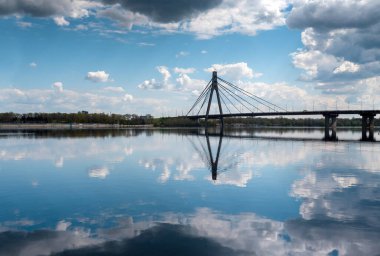 Kyiv 2023. Sel basmış Dnipro nehrinin yüzeyinde yansıma