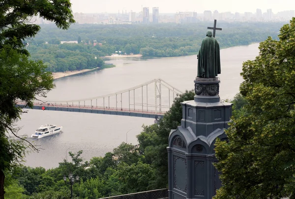 Kyiv 'deki Volodymyrska Tepesi' ndeki Büyük Prens Volodymyr Anıtı