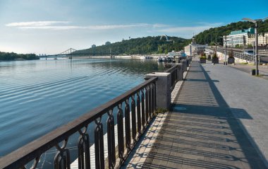 Yaz sabahı Kyiv 'de Podil Rıhtımı