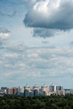 Kyiv 'in sol kıyısında bulutlu bir gökyüzünün altında