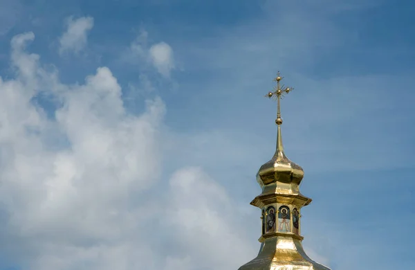 Kiev Cupola Dorata Antica Chiesa Accanto Una Grande Nuvola Bianca — Foto Stock