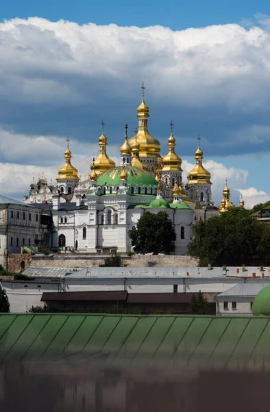 Bulutlu bir gökyüzünün altındaki Kyiv Pechersk Lavra 'nın yaz manzarası