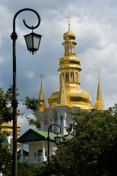Parlayan altın kubbeler Kyiv Pechersk Lavra ve sokak lambaları
