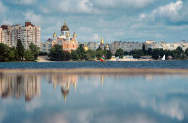 Yaz Kyiv Obolon yansıması