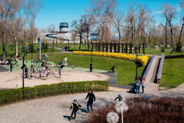 Nisan 'da Kyiv: Obolon' da İlkbahar Natalka Parkı