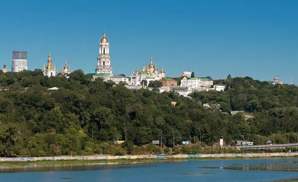 Ortodoks manastırının panoramik manzarası Kyiv Pechersk Lavra