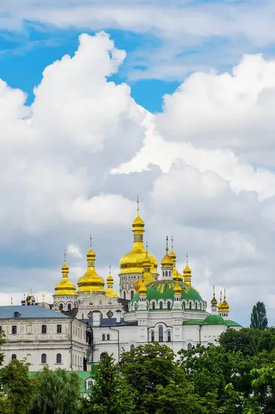 Üst Kyiv Pechersk Lavra manzarası bulutlu güzel bir gökyüzünün arka planında