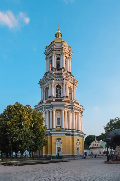 Gün batımında Kyiv Pechersk Lavra 'nın Büyük Çan Kulesi