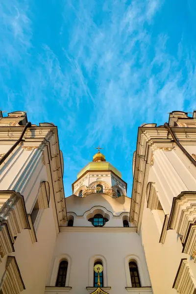 Gün batımında Kiev Pechersk Lavra Katedrali 