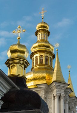 Çan kulesinin altın kubbeleri Kyiv Pechersk Lavra 'da
