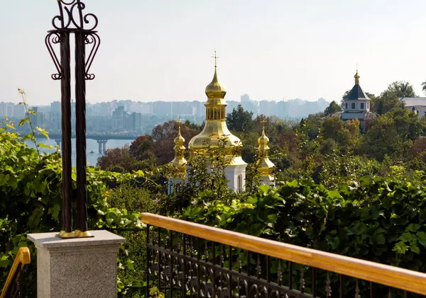 Etrafı mimariyle çevrili Kyiv Pechersk Lavra Manastırı Bahçesi