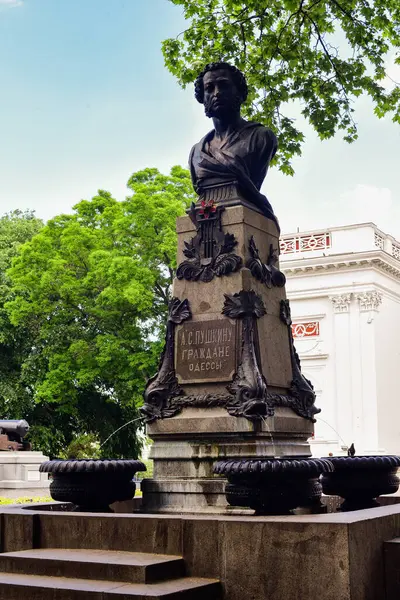 Belediye binası yakınlarındaki Odessa 'da Alexander Puşkin anıtı yıkıldı