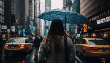 New York 'ta yürüyen bir kadın, Manhattan şehir merkezinde taksilerle dolu bir cadde.