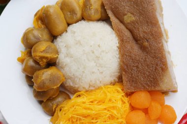 Üst görünümde beyaz tabakta Tayland tatlıları