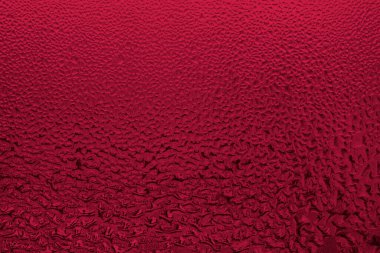 Doğal su yoğunlaşması olan soyut cam arka plan. Viva Magenta renginde dizayn motifi