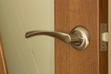 Metal kapı kollu modern ahşap kapı.