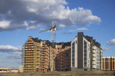 Yeni bir konut kompleksindeki apartmanda. Yapı simgesi resmi