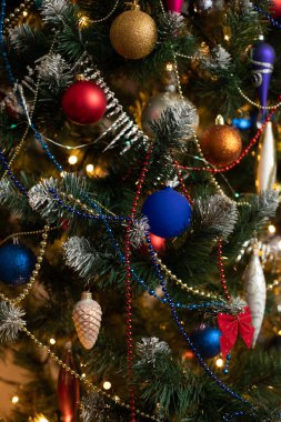 Yılbaşı ağacında renkli mücevherler. Yeni yıl konsepti.