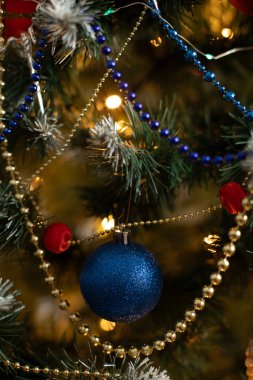 Yılbaşı ağacında renkli mücevherler. Yeni yıl konsepti.