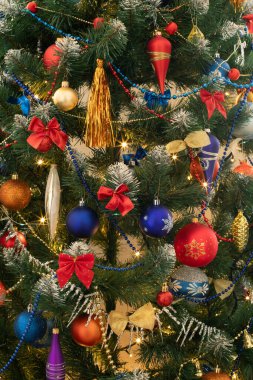 Yılbaşı ağacında renkli mücevherler. Yeni yıl konsepti.