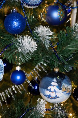 Mavi ve gümüş takılar noel ağacında. Yeni yıl konsepti.
