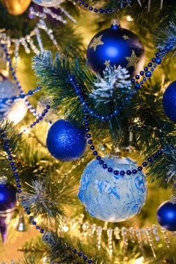 Altın ve mavi mücevherler noel ağacında. Yeni yıl konsepti.