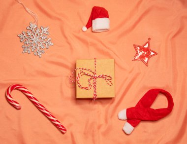 Pastel pembe arka planda noel süslemesinin düz kompozisyonu