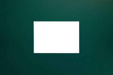 Boş beyaz boşluk ve modaya uygun tidewater yeşil arkaplan metni için boşluk