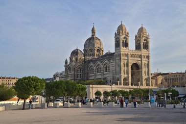 Ekim ayının güneşli bir gününde Marsilya Katedrali