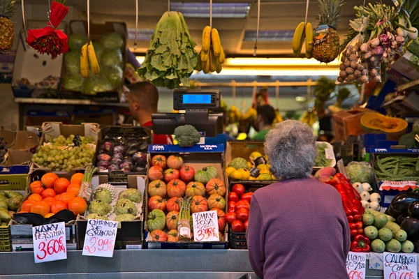 Uma Velhota Numa Banca Frutas Mercado Cádiz Mulher Desconhecida — Fotografia de Stock