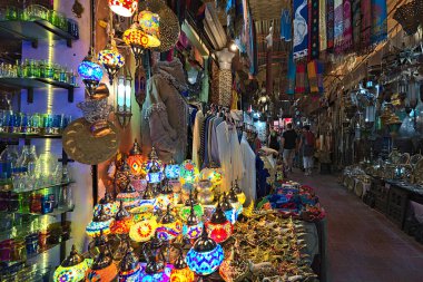 Marakeş 'te pazarın dar sokakları ve güzel aydınlatılmış lambalar.