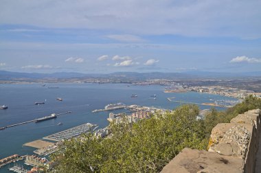 Tepeden Cebelitarık 'ın batısına bak. Gemi limanı oradan görülebiliyor..