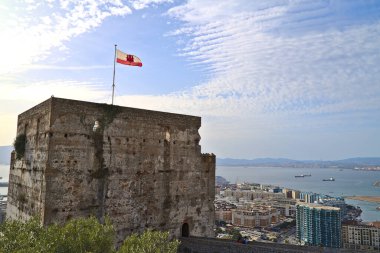 Gibraltar bayrağı ve arkasında deniz olan Mağribi Kalesi