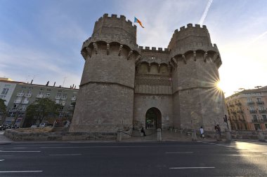 Valencia 'daki Serranos Kuleleri ve öndeki yol. Sadece birkaç yaya var.