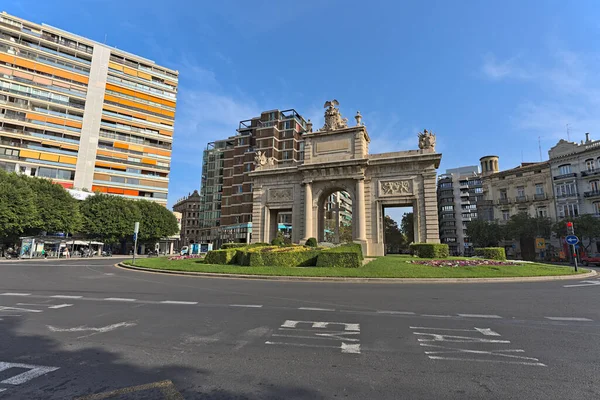 Güneşli bir günde Valencia 'da Porta de la Mar ve kavşağı