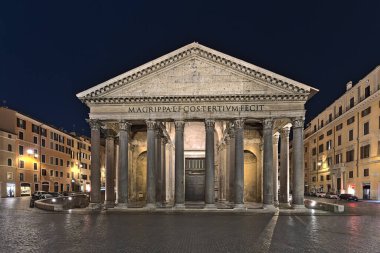 Roma 'daki Pantheon' un yanı sıra gece vakti çevre meydanı.