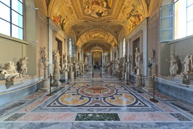 Vatikan müzelerinin içinde, çok az ziyaretçinin olduğu uzun koridorlardan birinde.