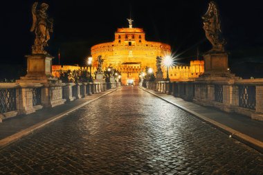 Ponte Sant Angelo ve Castel Sant Angelo, gece vakti. Yapay sis ile değiştirilmiş.