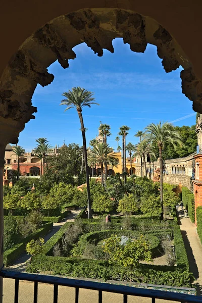 Sevilla 'nın Alkazar' ı Jardin de la Danza 'ya bakın. Bahçe yüksek bir yerden ve bir kemerden fotoğraflandı..