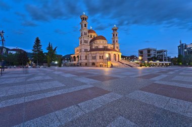 İsa 'nın dirilişi Korca Katedrali ve şafakta insansız meydan.