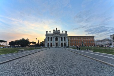 St. John Lateran Bazilikası 'nın dışında az sayıda yaya yürüyor.