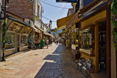 Üsküp 'te altın dükkanları ve turistlerin dolaştığı eski bir pazar yeri