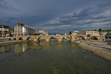 Üsküp 'teki eski taş köprü ve yaklaşan fırtınanın yanı sıra köprüyü aydınlatan biraz güneş ışığı