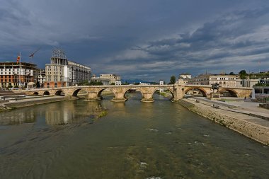 Üsküp 'teki eski taş köprü ve yaklaşan fırtınanın yanı sıra köprüyü aydınlatan biraz güneş ışığı