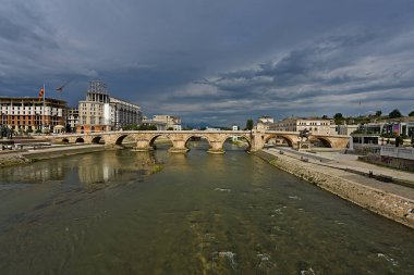 Üsküp 'teki eski taş köprü ve yaklaşan fırtınanın yanı sıra köprüyü aydınlatan biraz güneş ışığı
