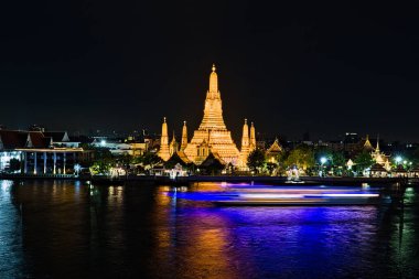 Gece Wat Arun Tayland Tapınağı kompleksi.