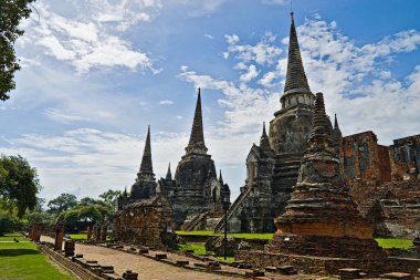 Güneşli bir günde Ayutthaya 'daki Wat Phra Si Santhe Tapınağı kompleksi