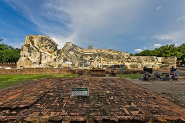 Wat Lokayasutha Tapınağı Ayutthaya 'da güneşli bir günde yıkıldı