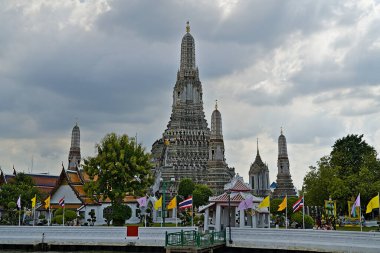 Bulutlu bir günde Wat Arun Tayland tapınağı kompleksi