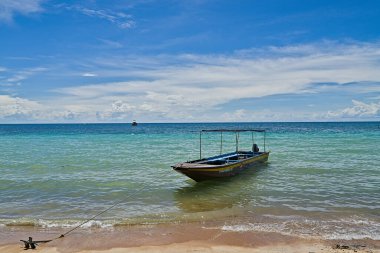 Geleneksel Tayland teknesi güneşli bir günde Koh Tao sahiline bağlandı.
